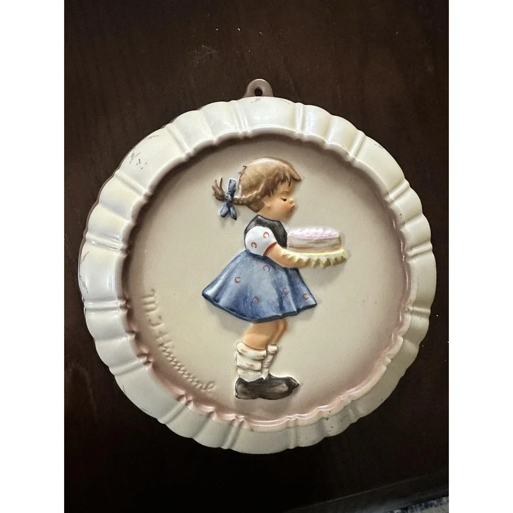 1989 Vintage M.J. Hummel‎ Goebel Girl With Cake Kitchen Wall Hanging Mold VTG